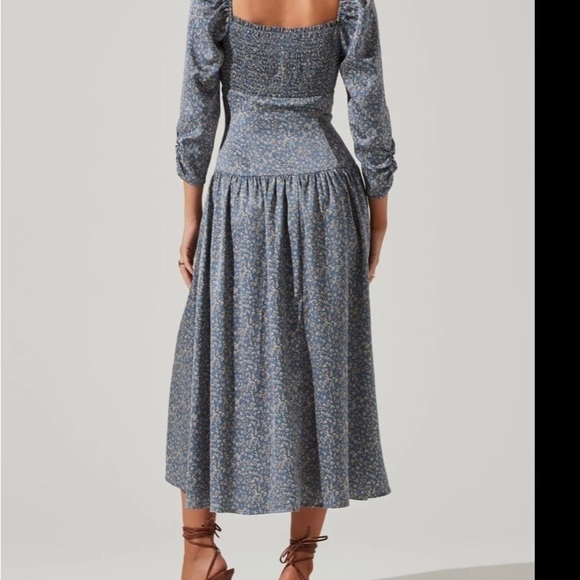 Astr THE LABEL NWT BLUE FLORAL SWEAT HEART NECKLINE DRESS SIZE SMALL - Picture 3 of 5